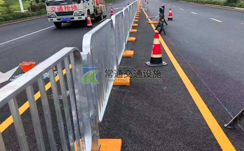 道路中心隔離市政護欄安裝現場