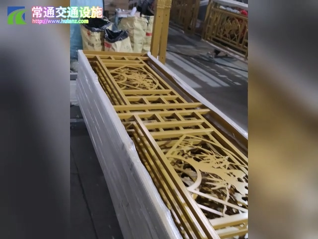 扇形鏤空造型道路護(hù)欄噴涂生產(chǎn)